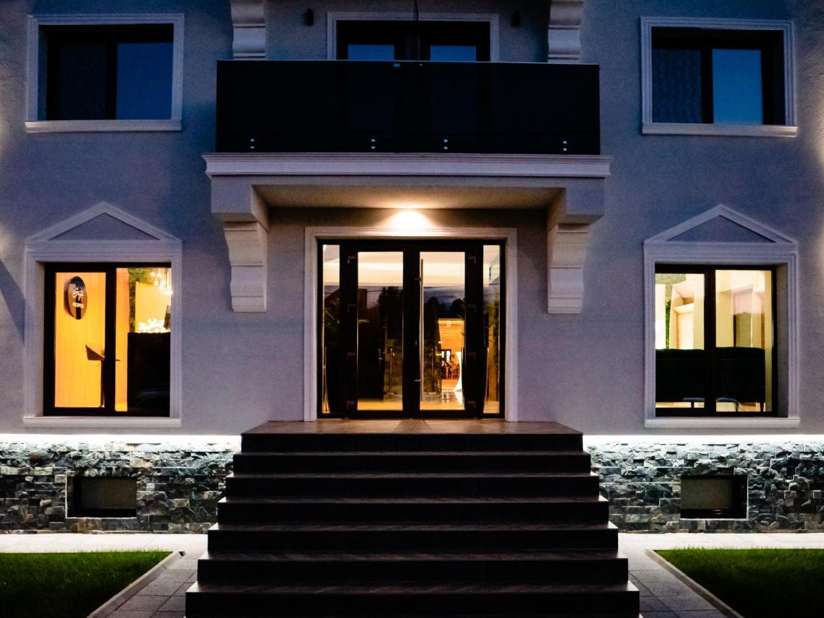 Hotel Goya Boutique Тиргу-Жіу Екстер'єр фото