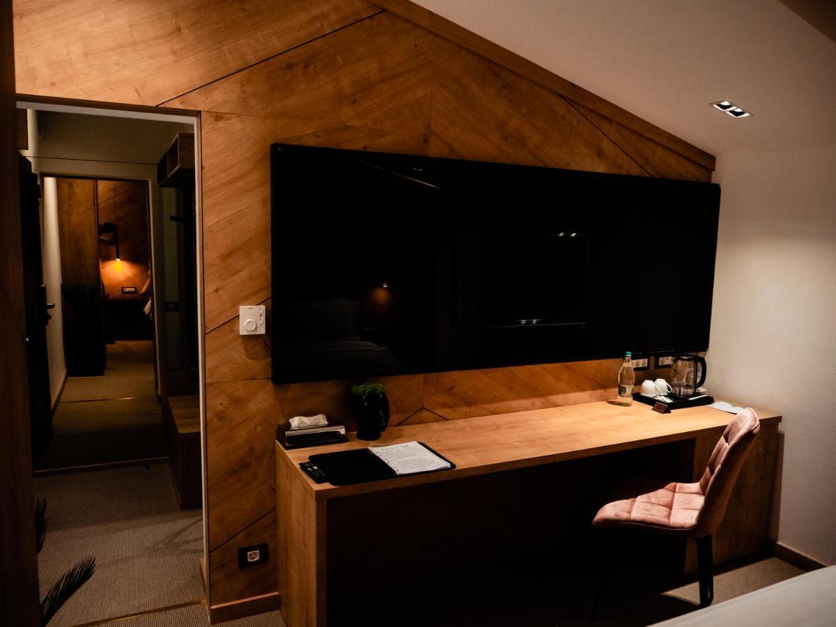 Hotel Goya Boutique Тиргу-Жіу Екстер'єр фото