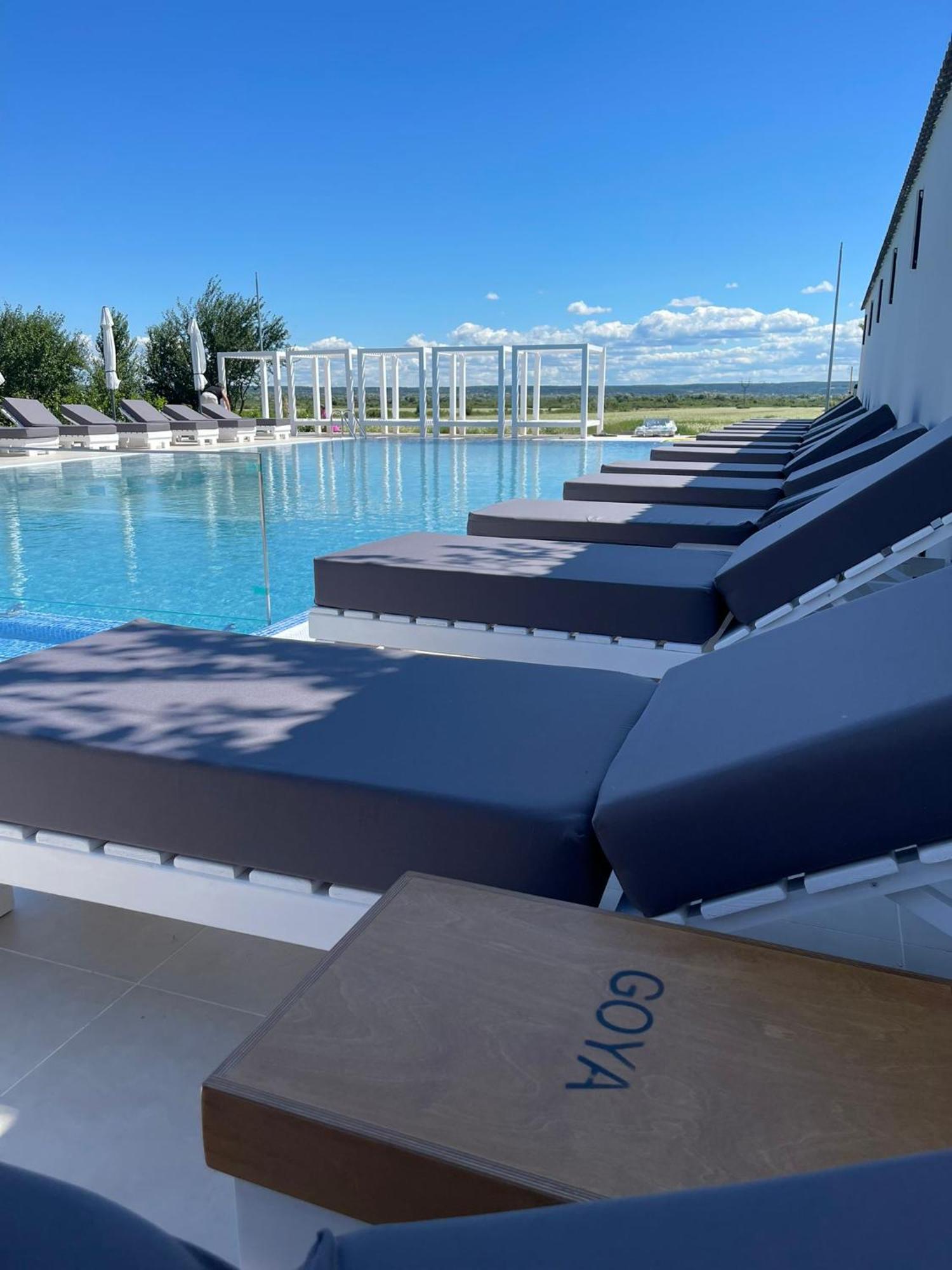 Hotel Goya Boutique Тиргу-Жіу Екстер'єр фото