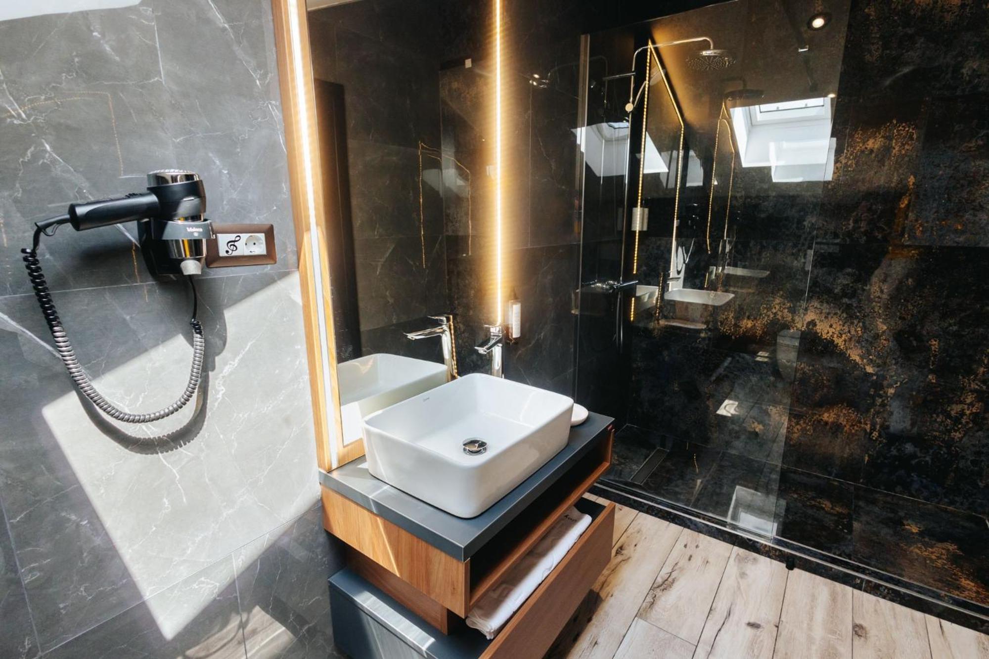 Hotel Goya Boutique Тиргу-Жіу Екстер'єр фото
