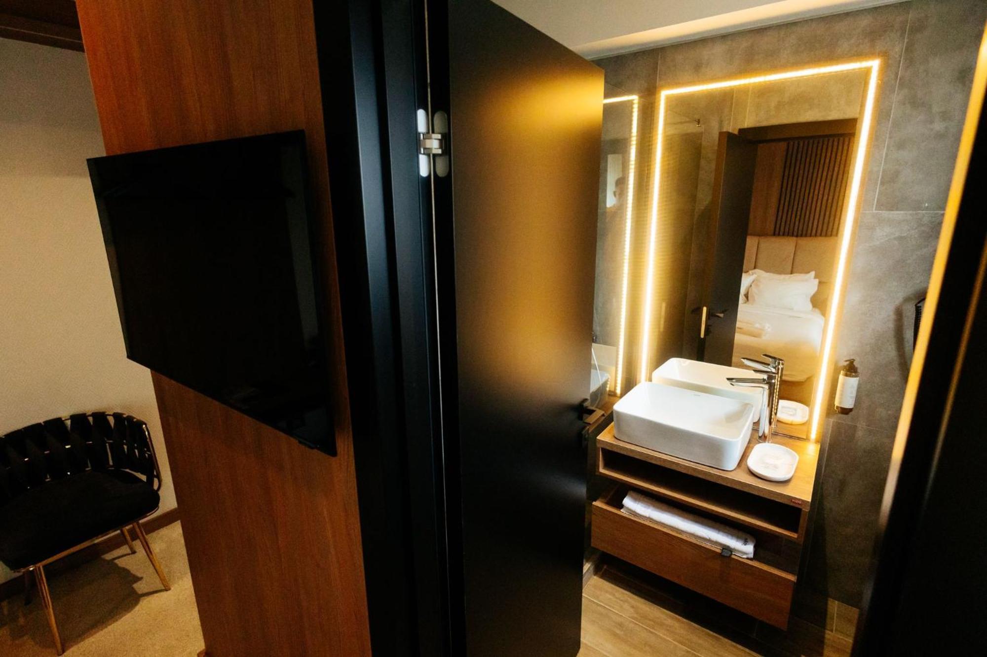 Hotel Goya Boutique Тиргу-Жіу Екстер'єр фото